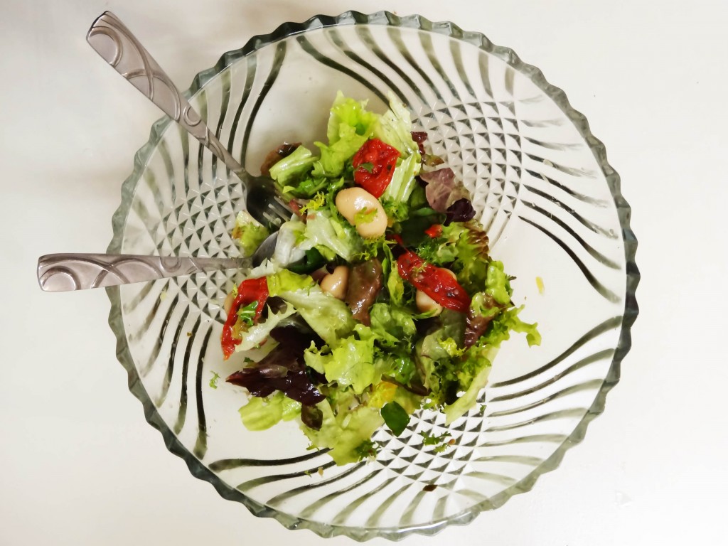 Salat mit weißen Bohnen, eingelegten Tomaten und frischem Oregano