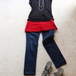 rotes kleid mit tshirt, jeans, sandalen
