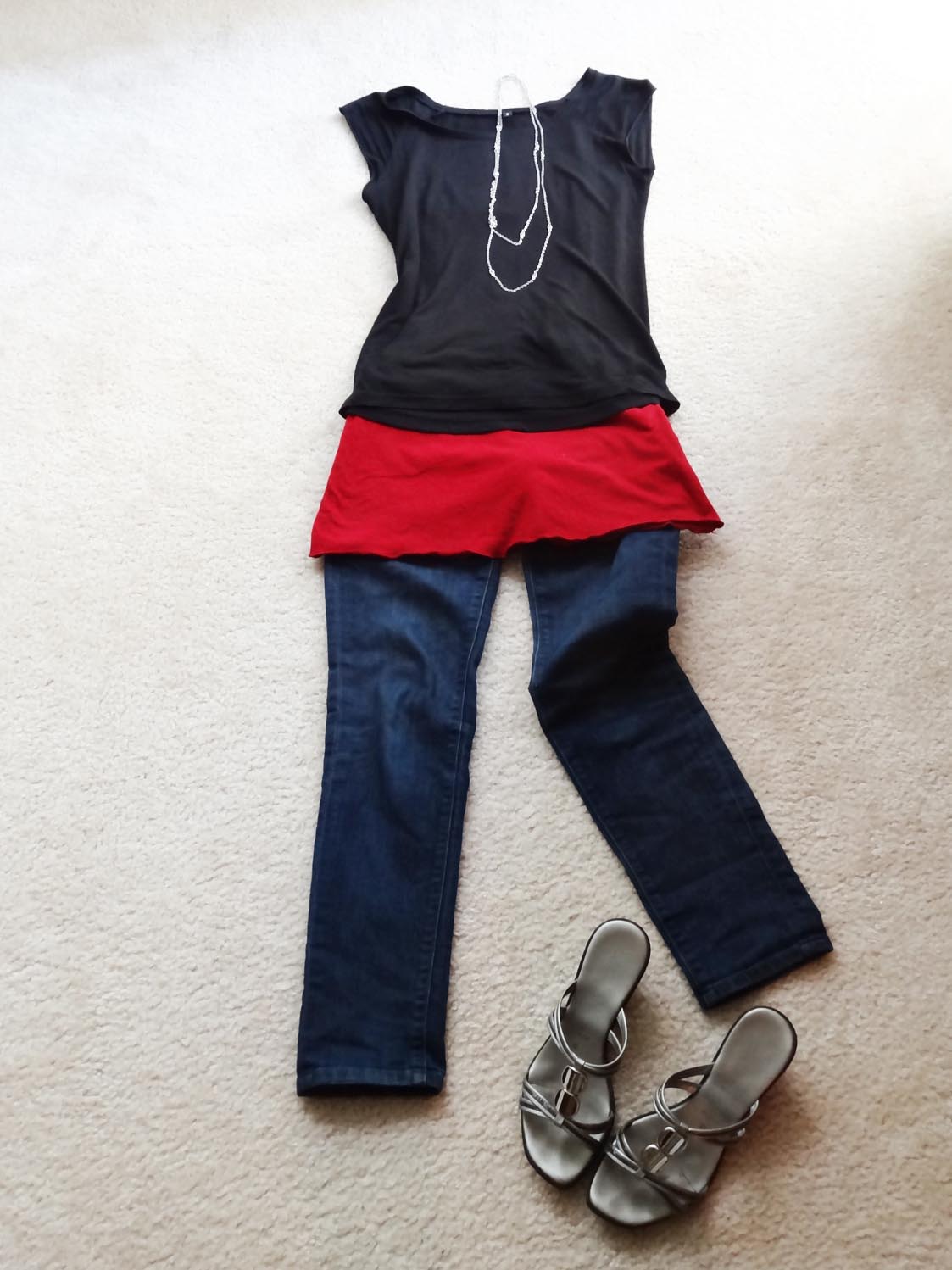 rotes kleid mit tshirt, jeans, sandalen
