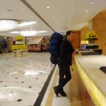 daniel mit backpack an der shangri-la hotel rezeption