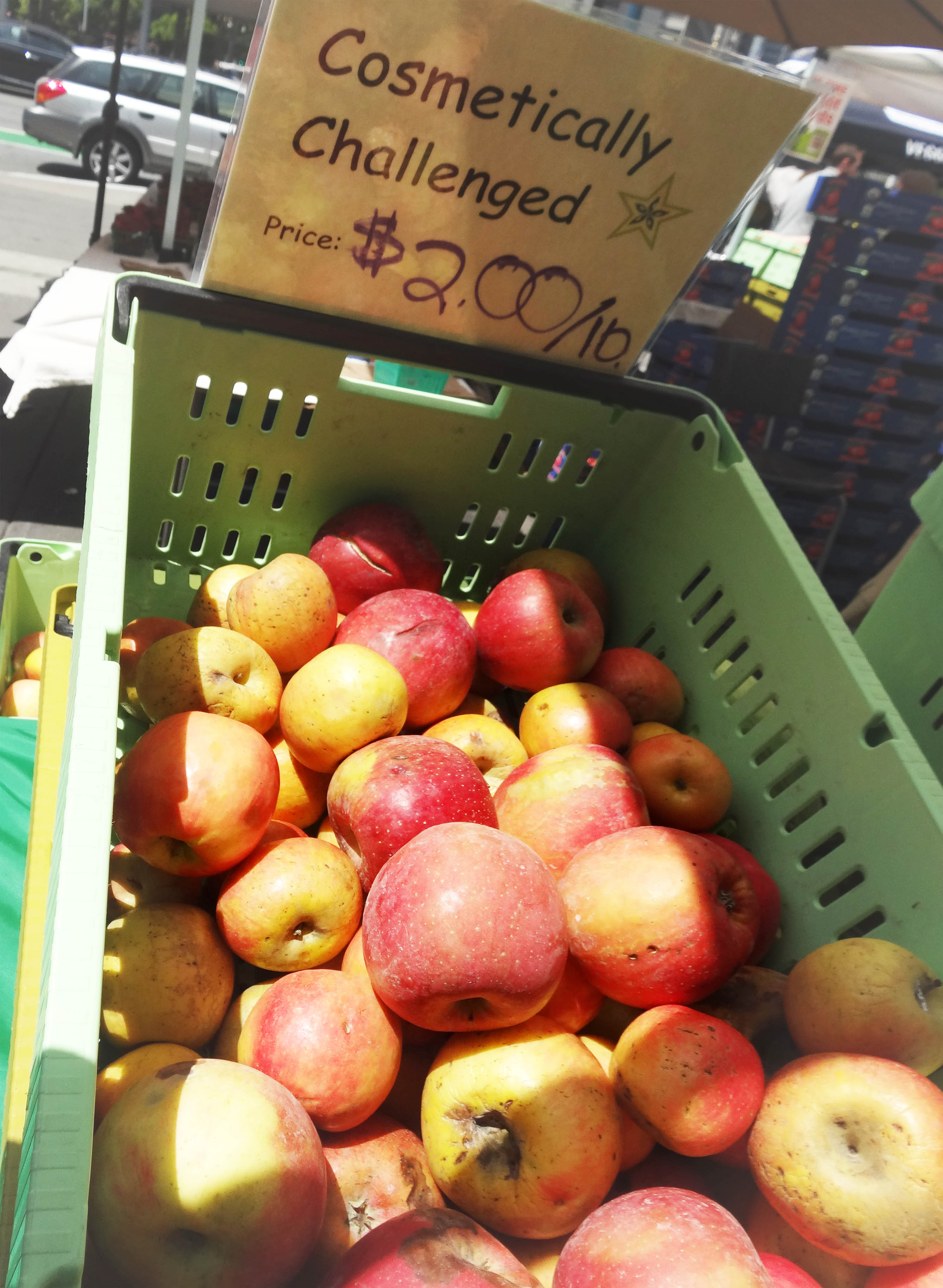 aepfel in box am markt und schild cosmetically challenged